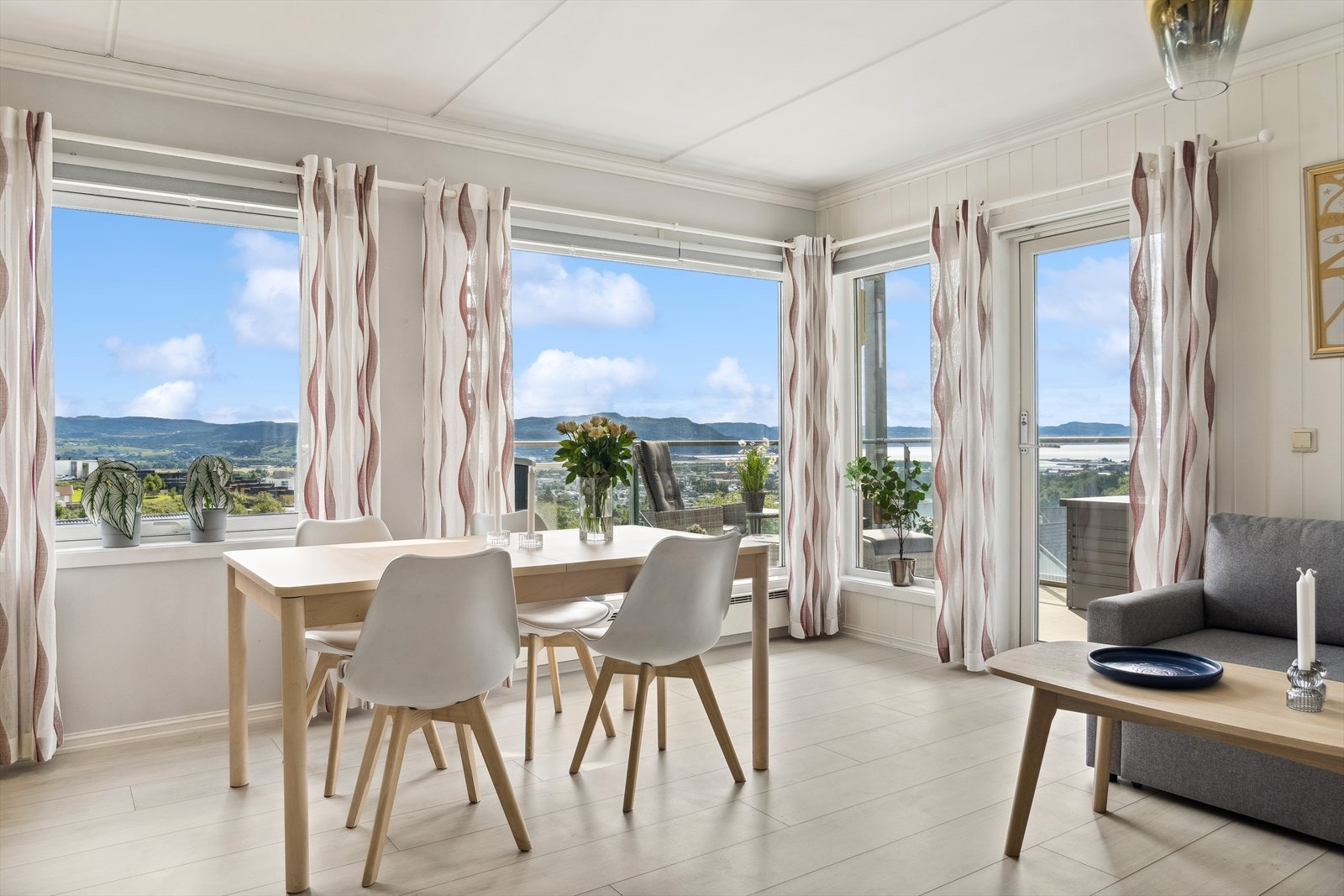 Stuen er på meget gode 21 kvm. og de store vindusflatene sørger for en lys og luftig atmosfære Galleribilde