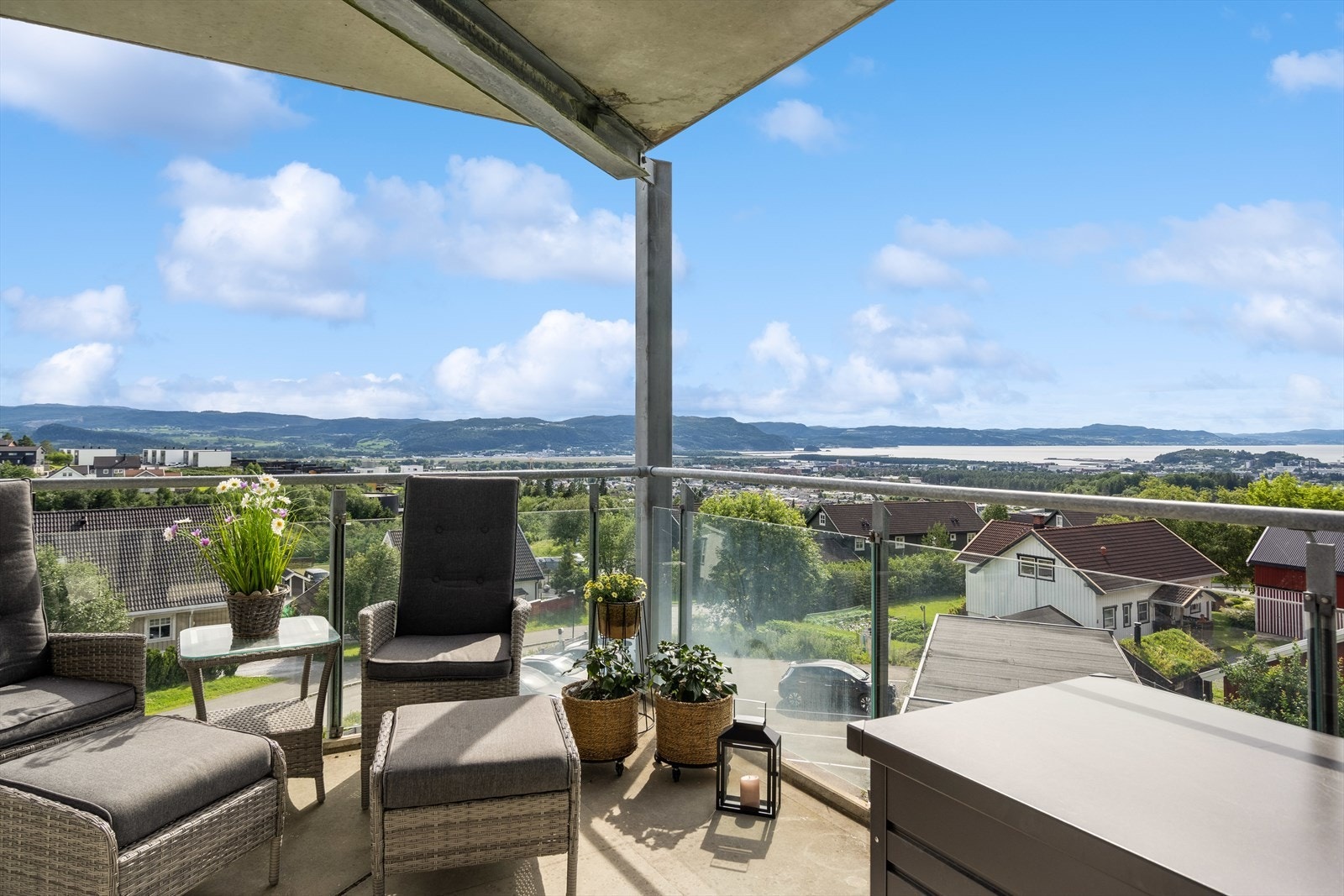 Fra stuen har du utgang til en romslig veranda med flotte solforhold Galleribilde