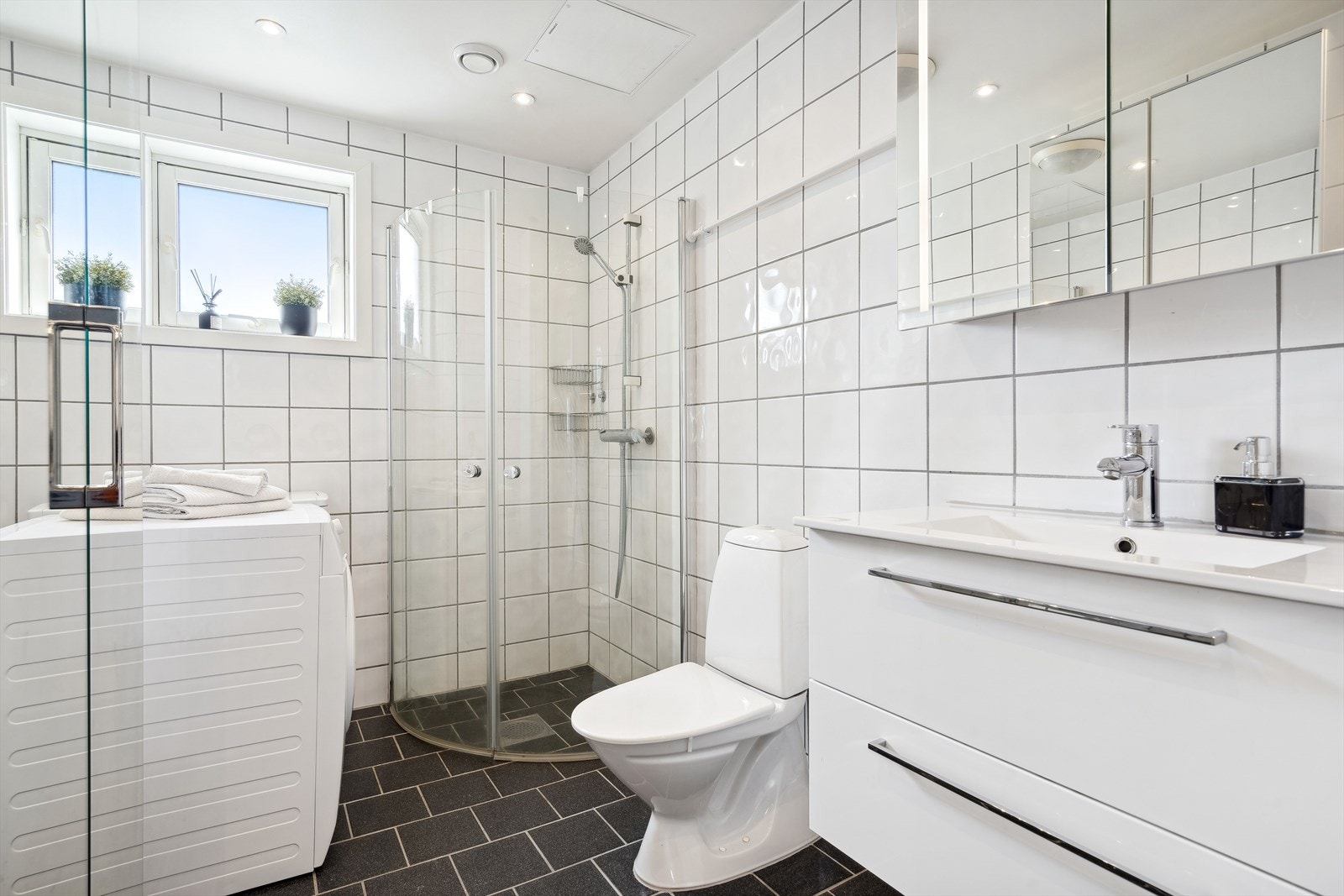 Badet har også blitt oppgradert hvor blant annet servanten er skiftet i 2024 Galleribilde