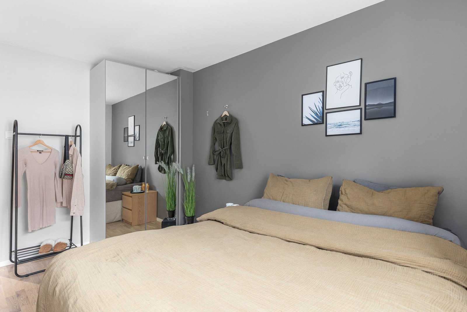 Rommet har godt plass til diverse oppbevaringsmøblement. Galleribilde