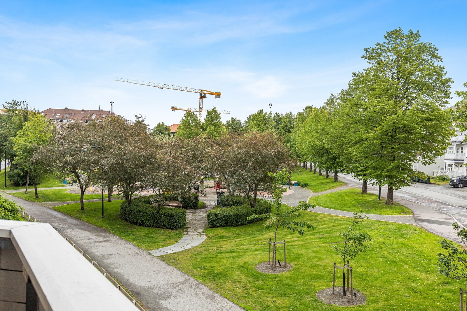 Balkongen ligger vendt mot sør-øst og overser en koselig park. Galleribilde
