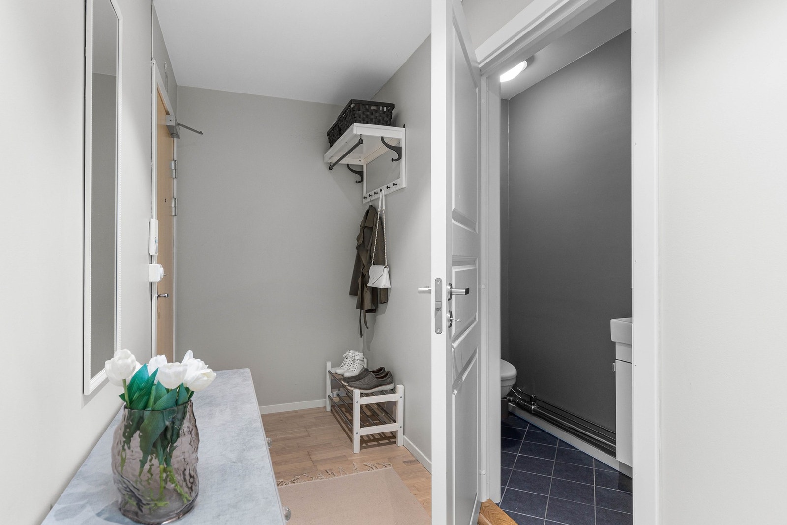 Innbydende entré/gang på 6,5 kvm med tilgang til separat WC og bad. Leiligheten har gode oppbevaringsmuligheter i boder på loft og kjeller. Galleribilde