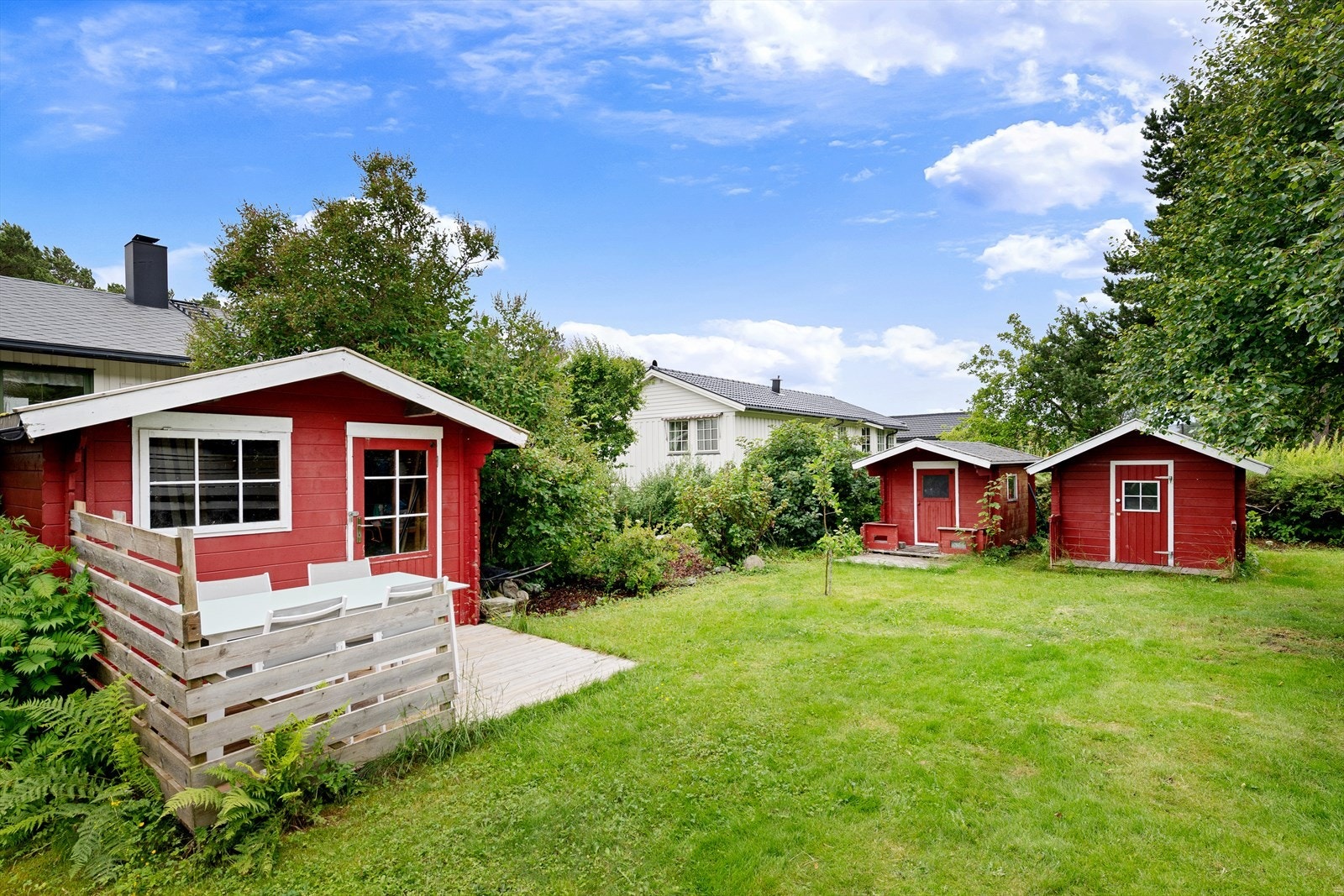 Romslig hage. Galleribilde
