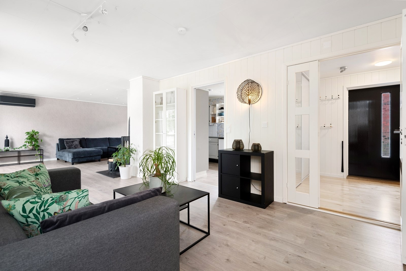 Stue med adkomst til kjøkken. Galleribilde