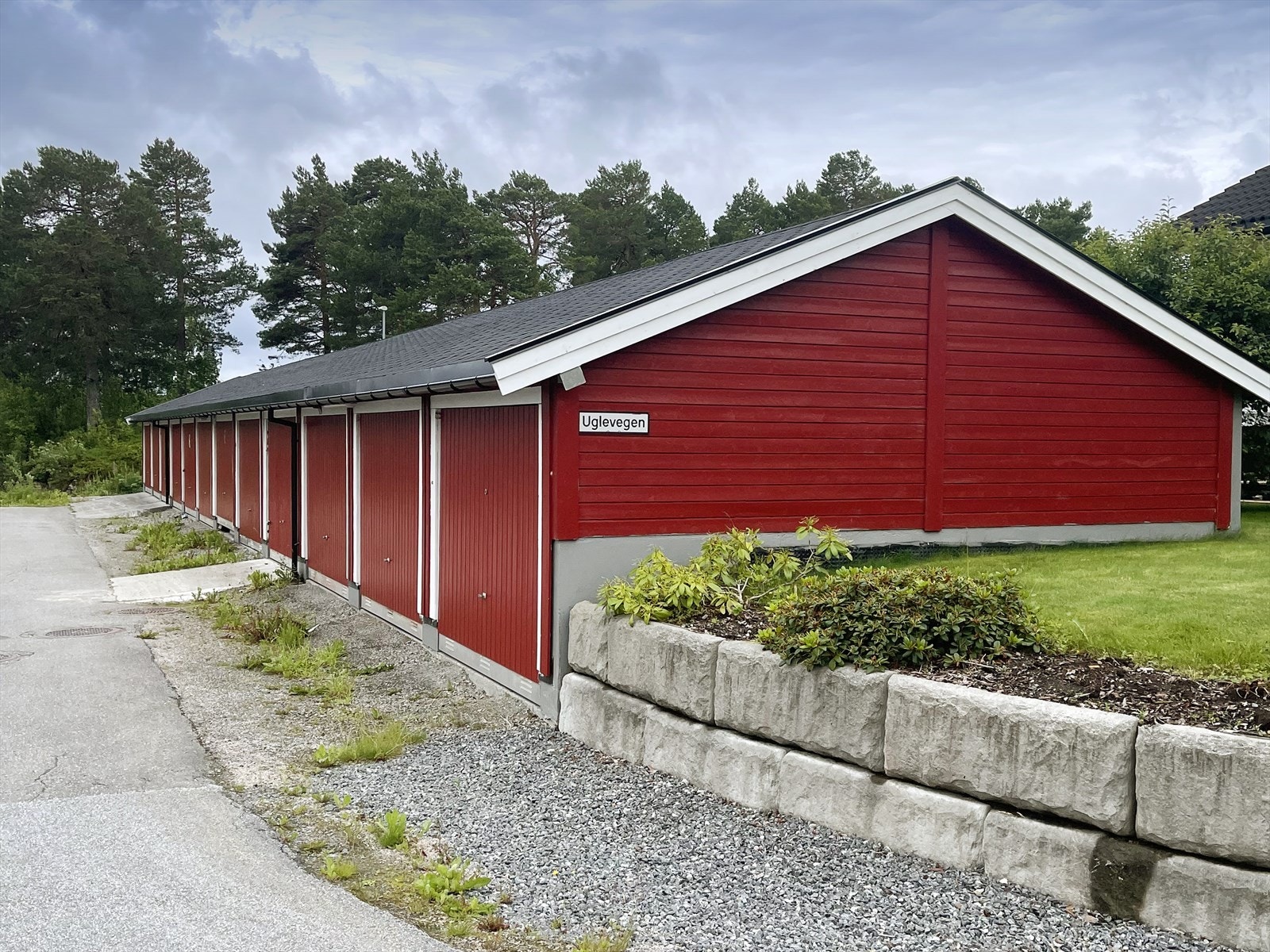 Parkering i garasjerekke. Galleribilde