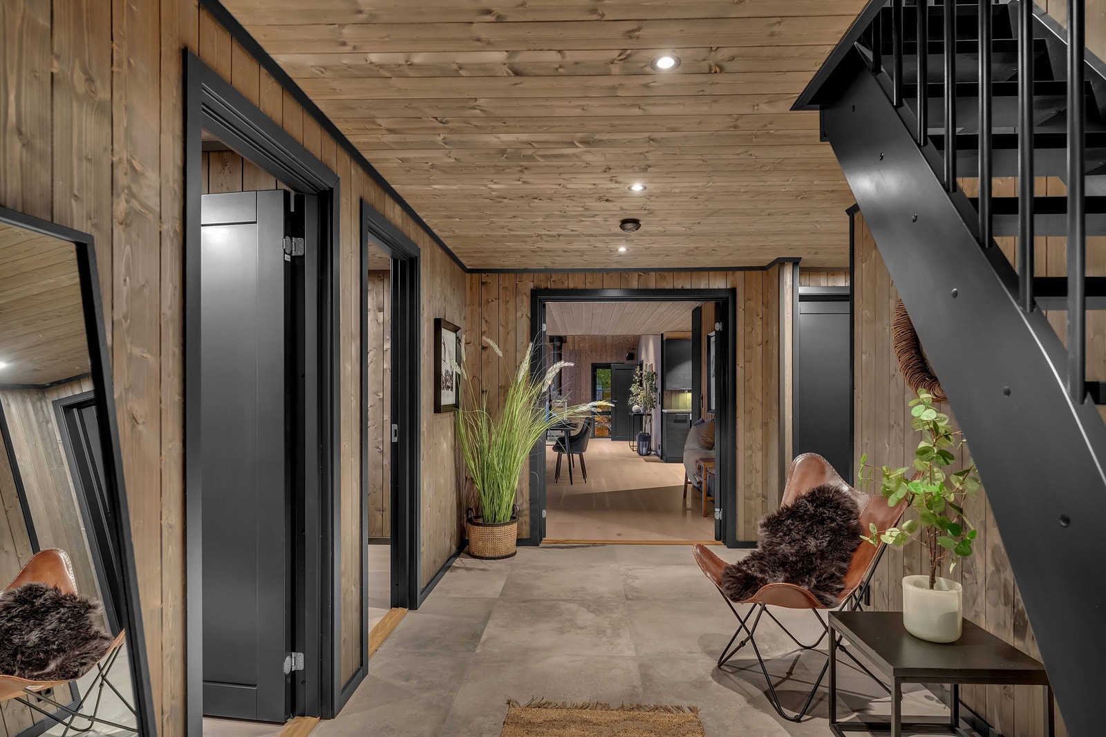 Hytta har en romslig entre, men dobbel glassdør inn til stue og kjøkken Galleribilde