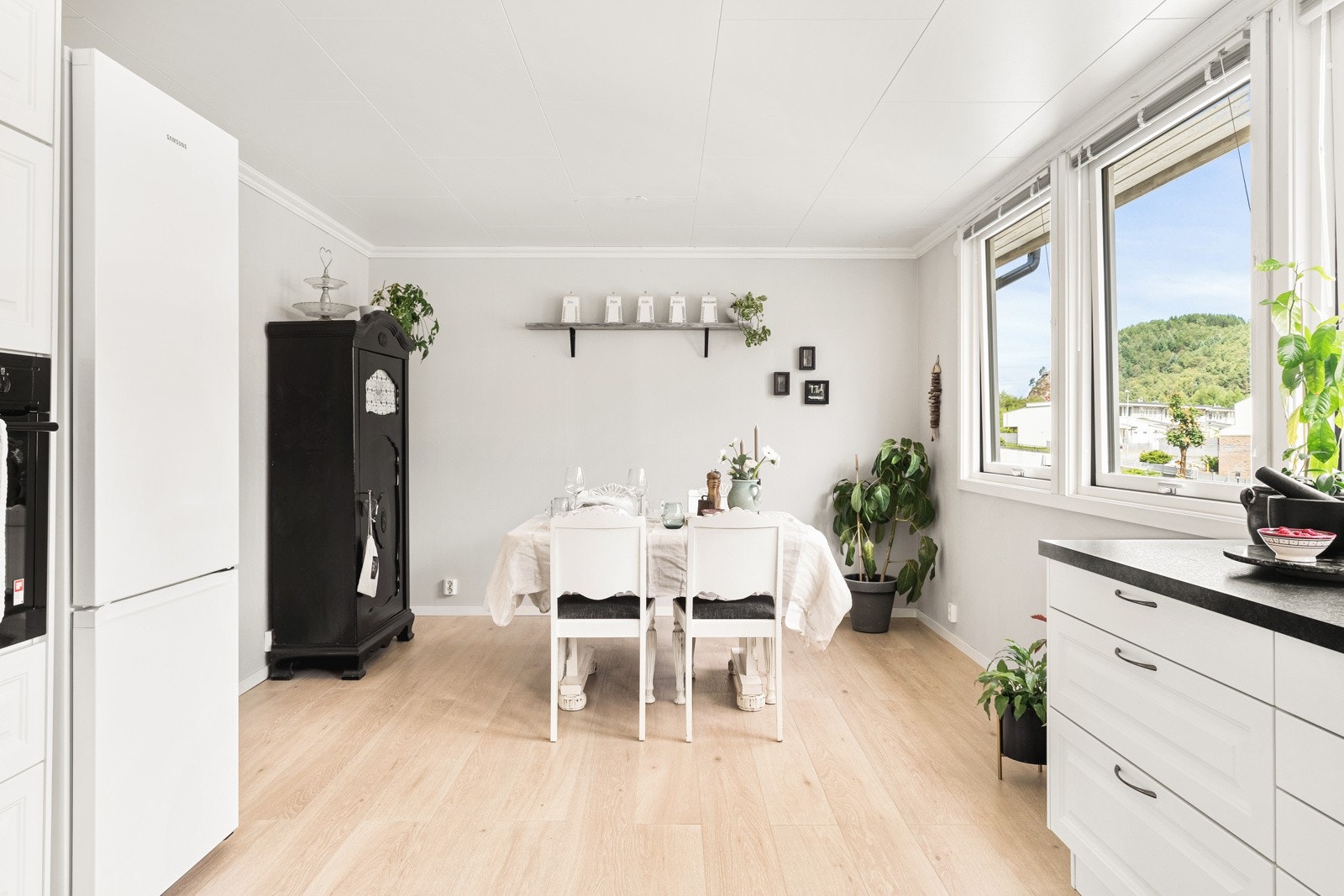 Profilerte fronter, laminat benkeplate og vask i stål. Galleribilde