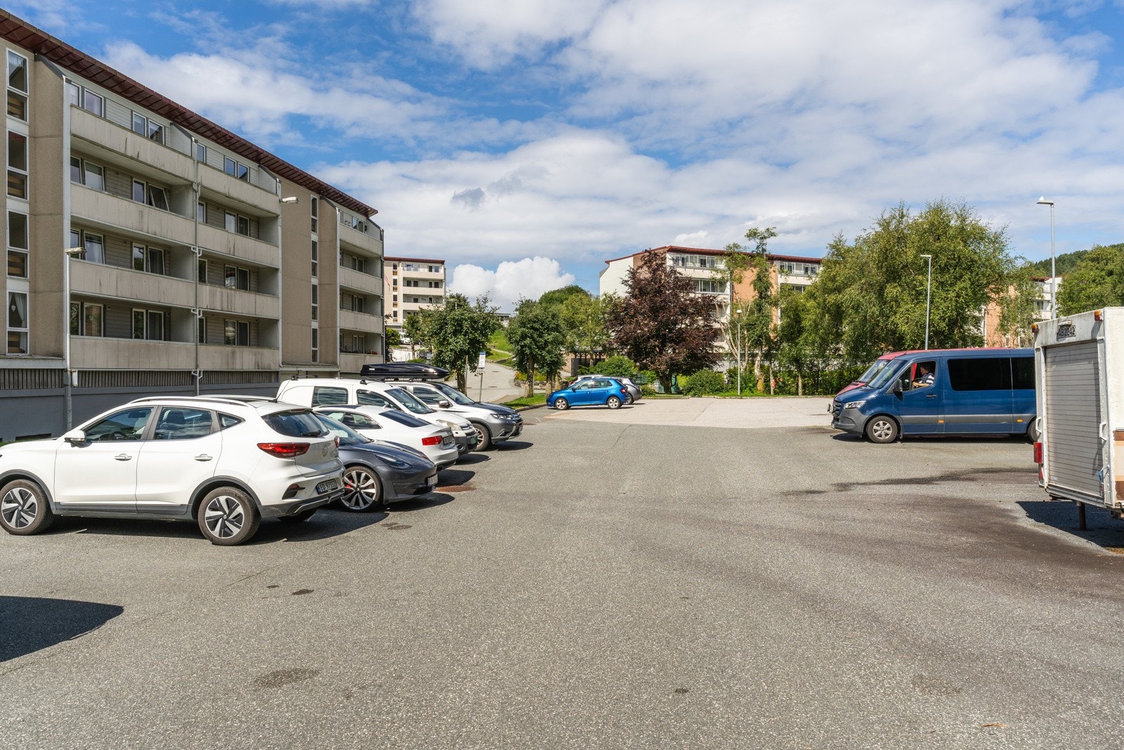 Ellers er fellesområdene opparbeidet med bla parkering. Galleribilde