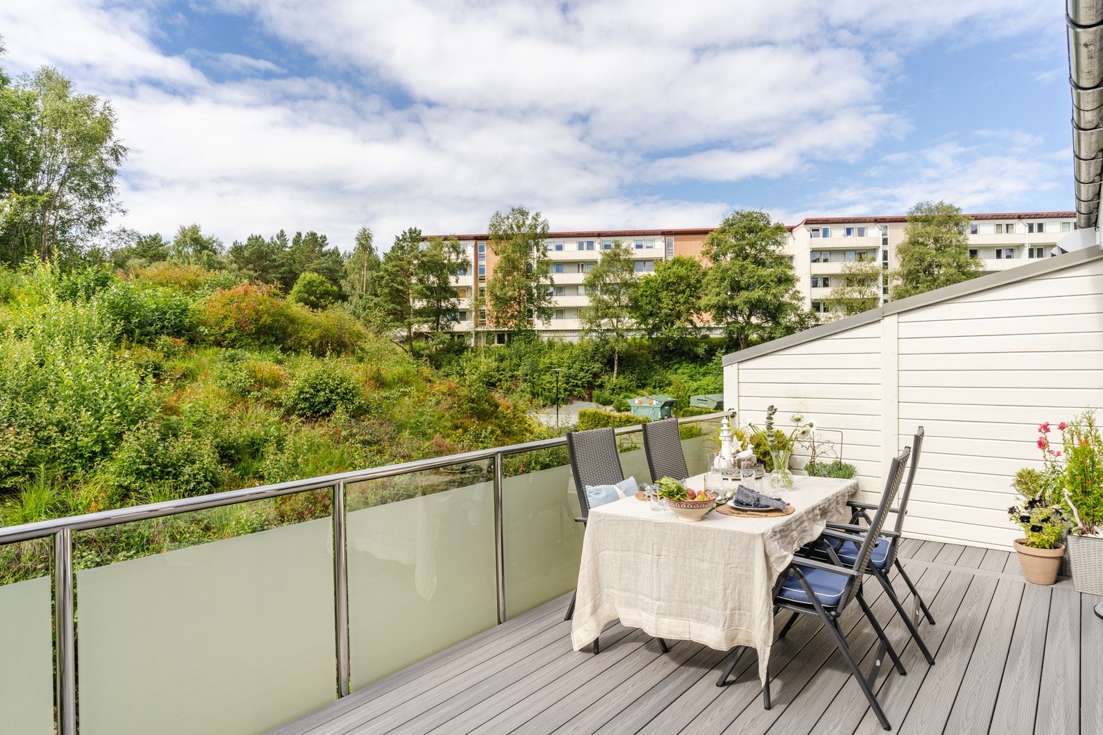Fra stuen er det utgang til en terrasse på 21 kvm. Galleribilde