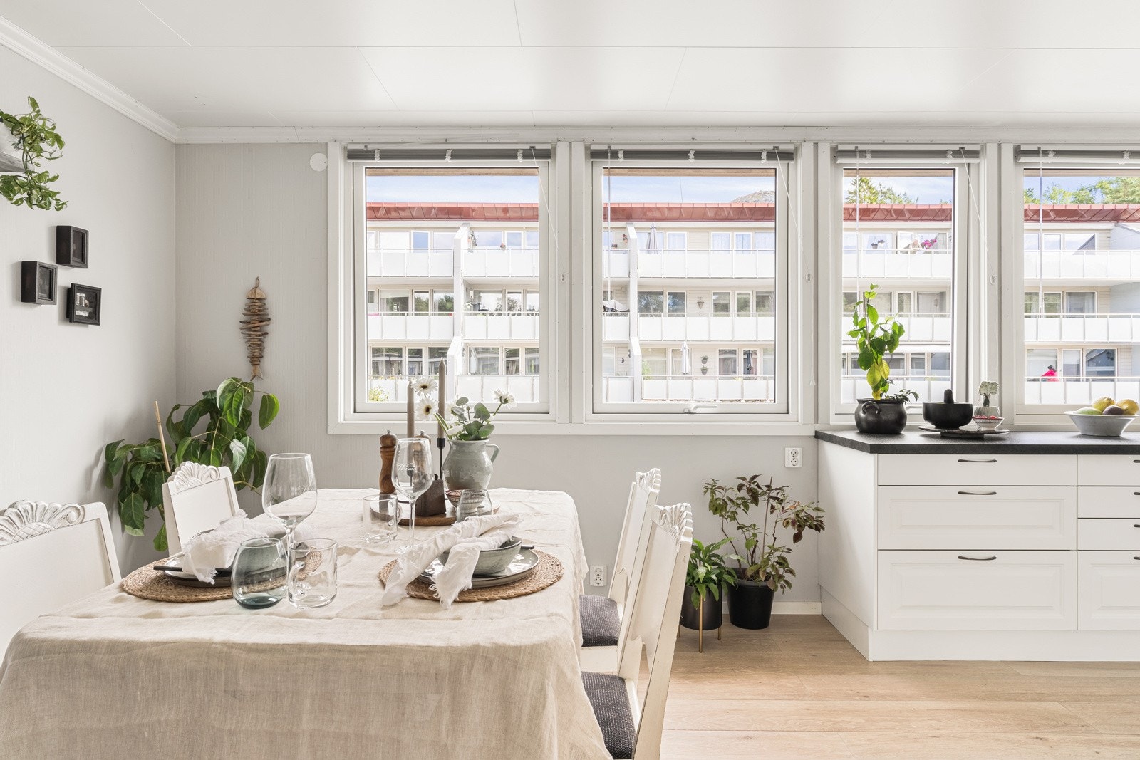 Åpen løsning - god plass til spisebord i tilknytning til kjøkkenet. Galleribilde