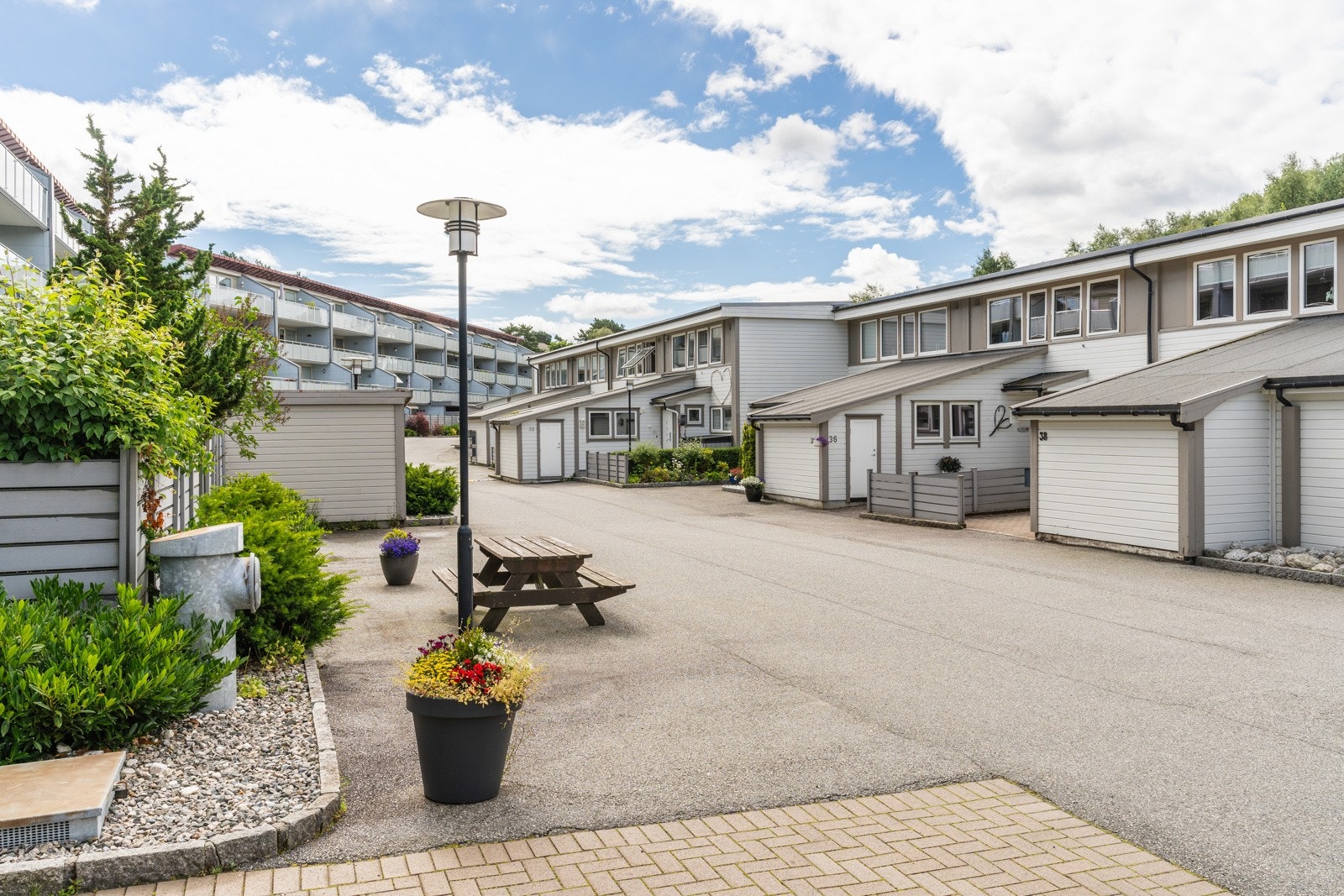 Borettslaget består av 270 andeler, fordelt på rekkehus og leiligheter. Galleribilde