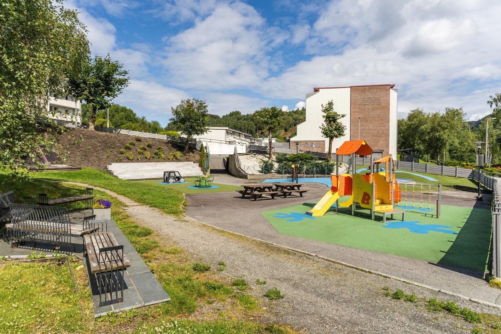 Lekeplass og grøntareal. Galleribilde