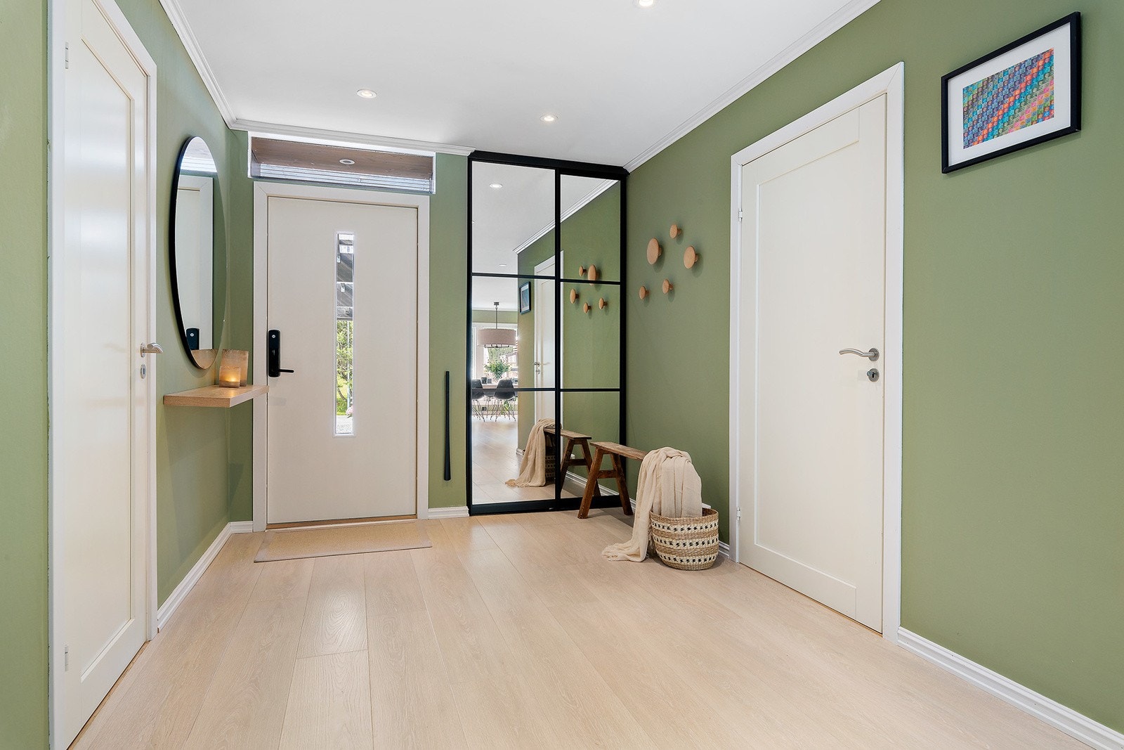 Velkommen inn i den romslige og lindegrønne hallen som har praktisk garderobeløsning. Galleribilde