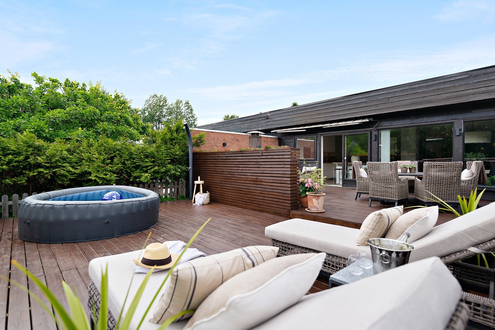 Legg merke til de stilige og plassbygde blomsterkassene. Dette er med på å gi terrassen naturlige soner. Galleribilde