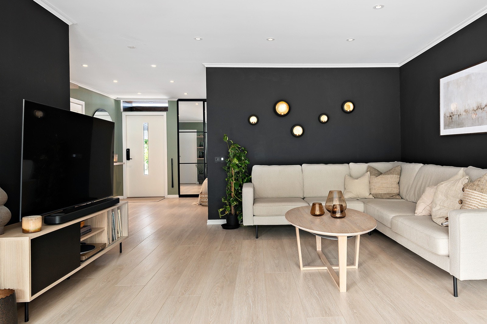 God plass til sofagruppe i stua. Boligen er helt innflytningsklar og venter på ny eier. Galleribilde