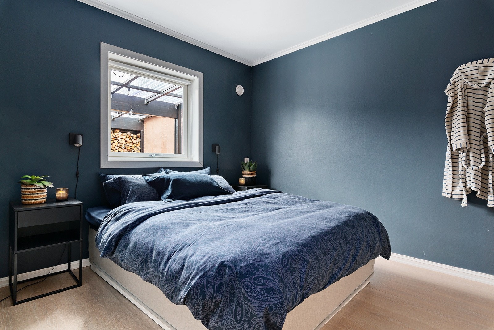 Sov godt i dette lekre soverommet med lukseriøst preg. Boligen hadde opprinnelig 3 soverom, men har 2 soverom pr dd. Galleribilde