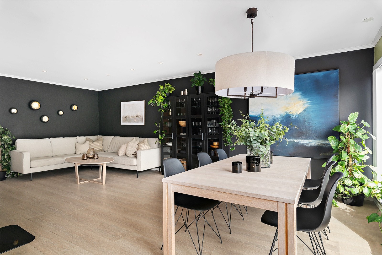 Overflatene i boligen er i tidsriktige og lune farger, utført i perioden fra 2018 og utover. Galleribilde