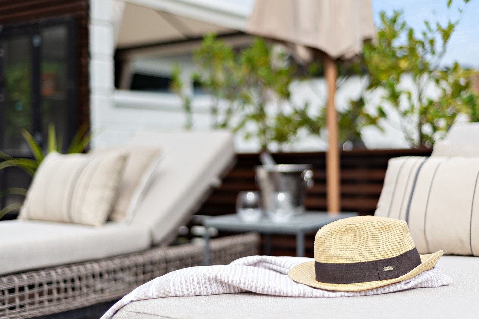 Du kan feriere på hjemmebane her. Og om været svikter, så trekker du inn i stua og tenner opp i vedovnen. Galleribilde