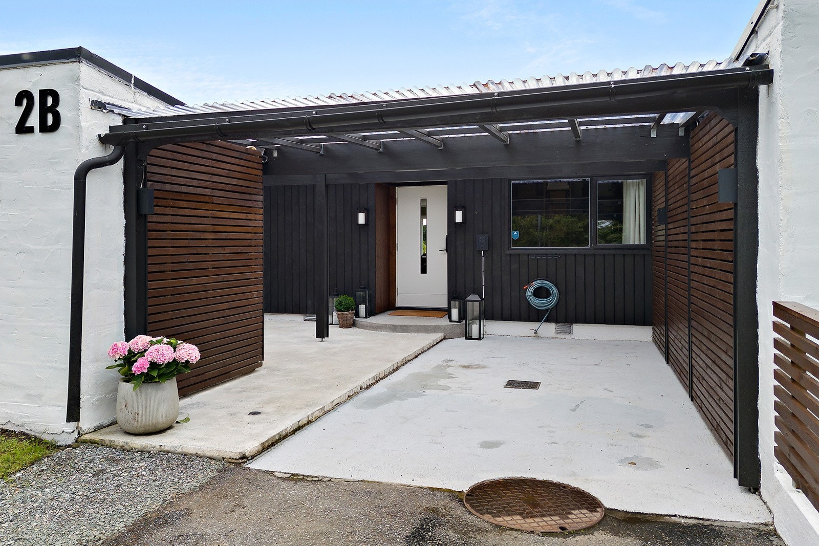 Enkel tilkomst i ukupert terreng. Boligen har for ørig ny ytterdør av 2018. Innerdører fra samme årstall. Galleribilde