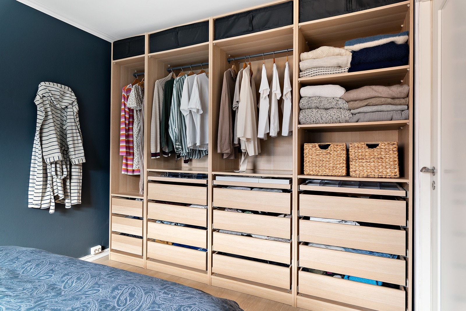 Innholdsrik og praktisk garderobe på soverommet. Galleribilde