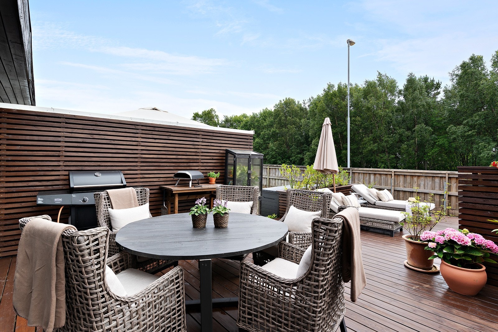 Kos deg på terrassen din. Denne er modernisert så sent som i 2020. Galleribilde