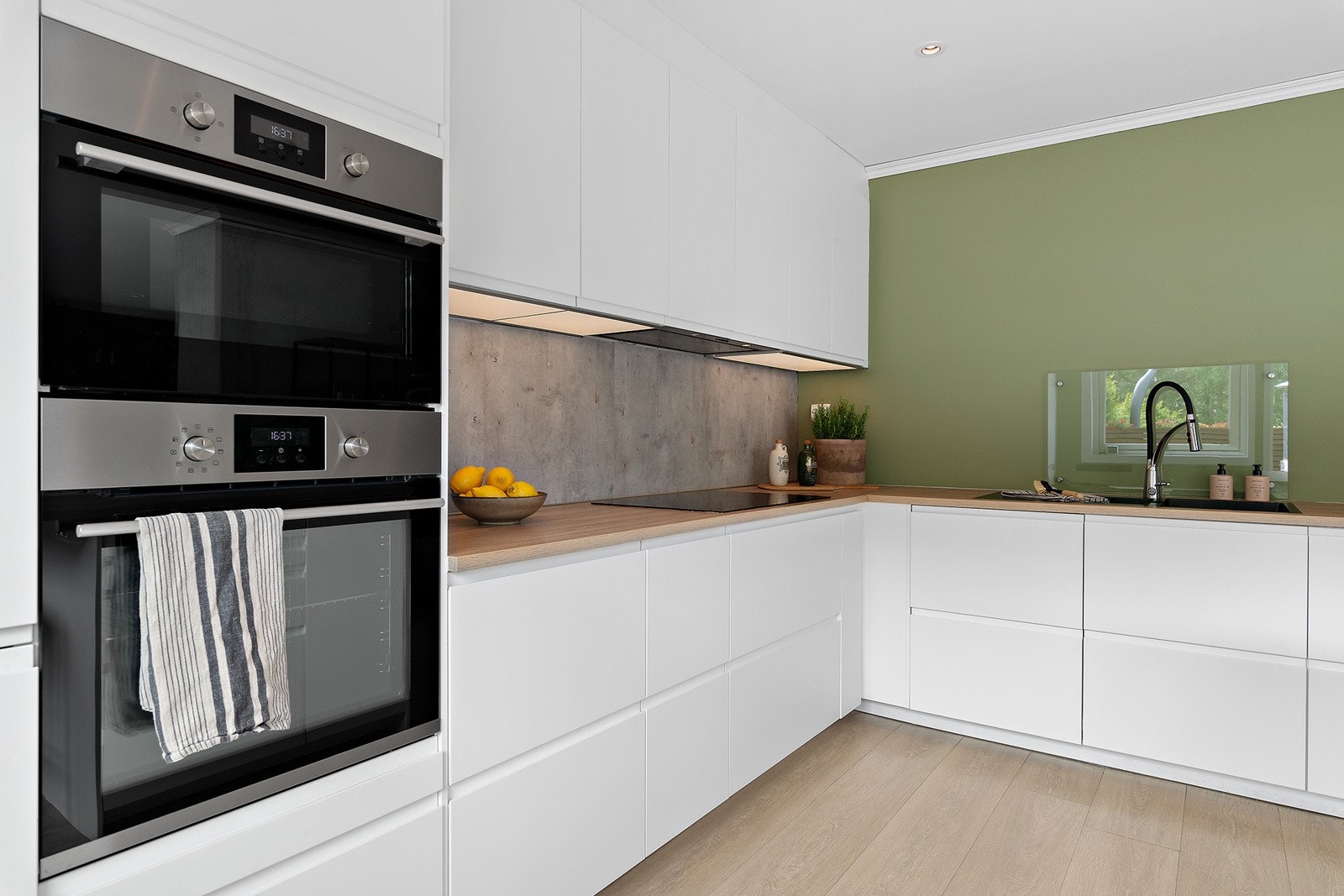 Alle integrerte hvitevarer medfølger og kjøkkenet har induksjonstopp. Galleribilde