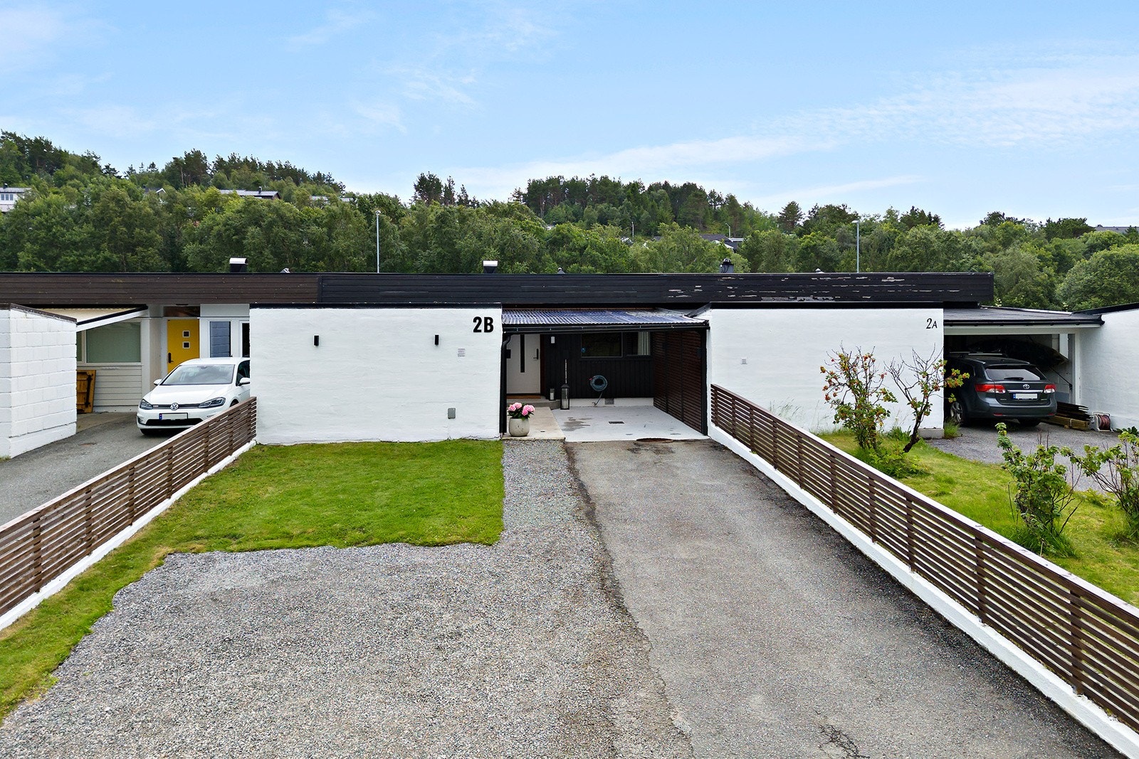 Enkel tilkomst og plass for gjesteparkering. NB! Carporten har el-bil lader, montert av Acel i 2022. Galleribilde