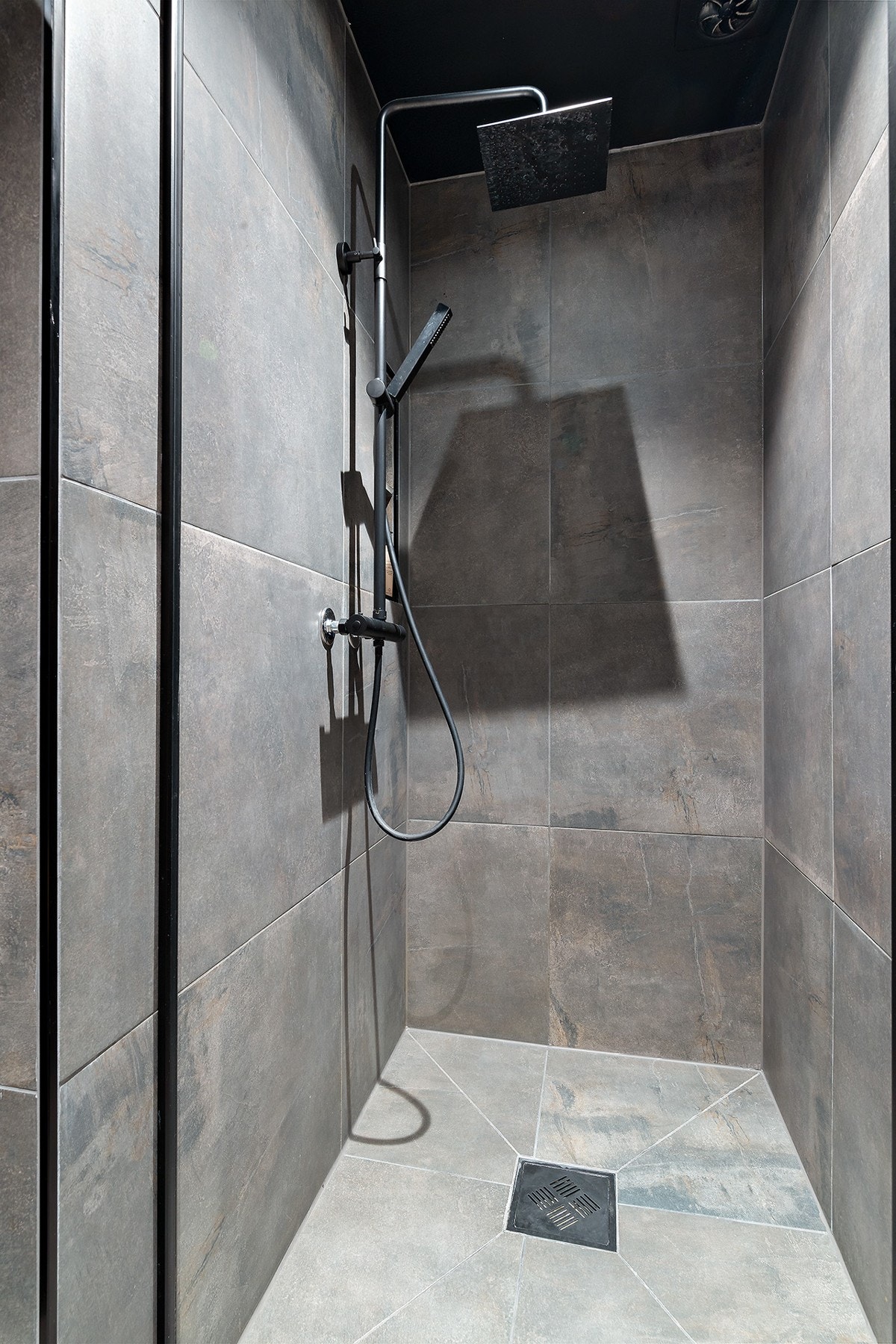 Badet er oppusset i 2020 med flislagte vegger og gulv. I boligen er det også førdelerskap for rør-i-rør. Galleribilde