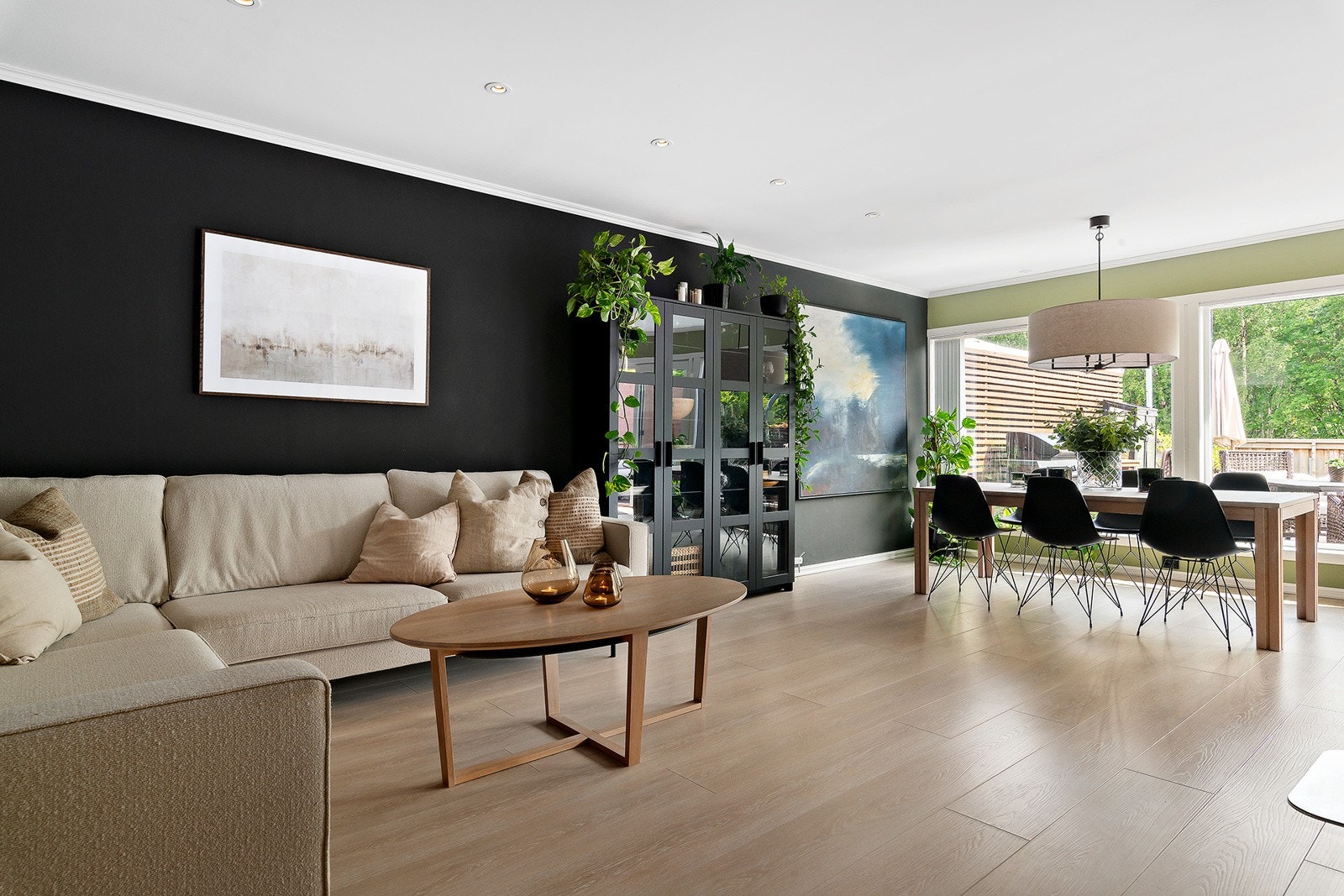 Med så store vinduer mot syd, kan man tillate seg å ha fyldige og gode kontraster på overflater. Det gir et lekkert uttrykk. Galleribilde