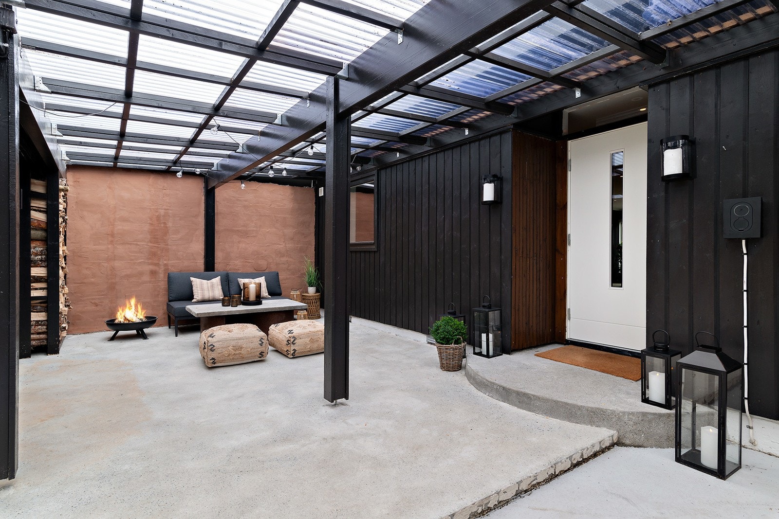 Tiltalende inngangsparti, her slipper du å bli våt og man har også plass til diverse utemøbler. Galleribilde