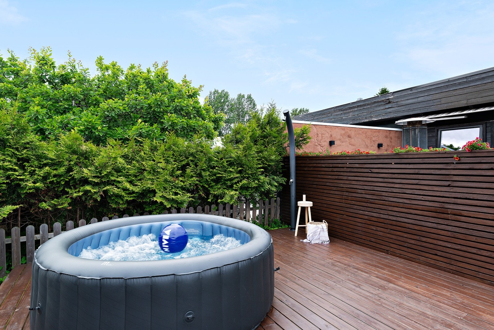 På denne terrassen har du plass til badestamp, legg merke til utedusjen som er montert. Galleribilde