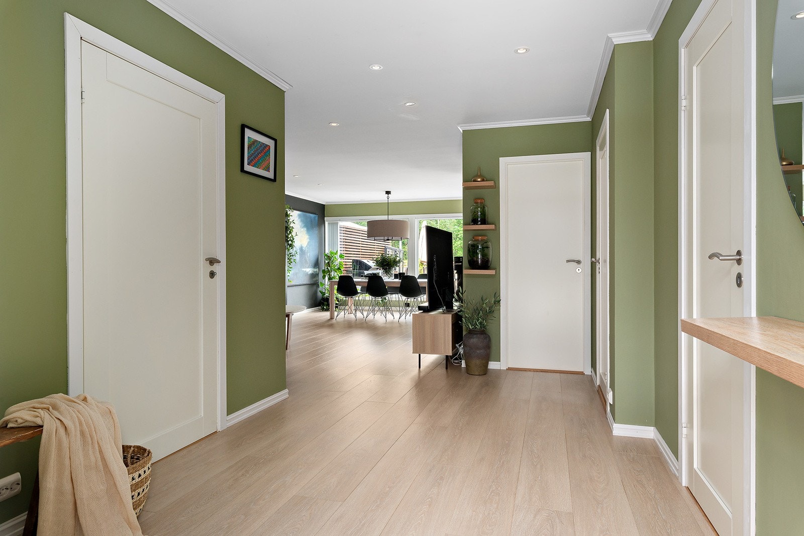 Hele boligen har gjennomgått omfattende oppussing og er klar for sin nye eier. Legg merke til de pene gulvene. Galleribilde