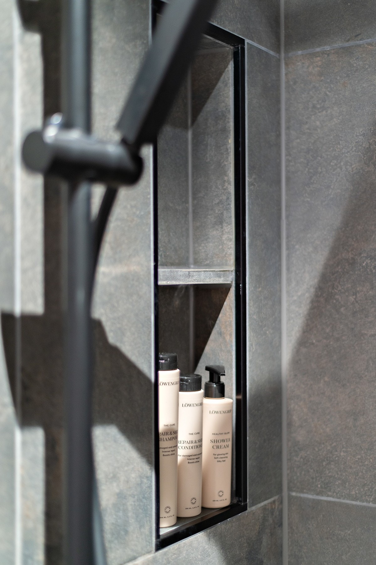 Her er badet du ønsker deg, med egen nisje for shampo, balsam, peeling og dusjsåpen. Galleribilde