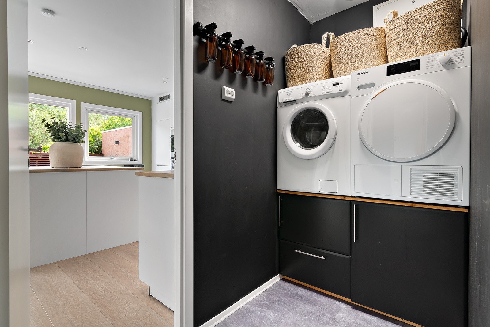 Eget vaskerom med beliggenhet mellom kjøkken og bad - høyt verdsatt av dagens eier. Galleribilde