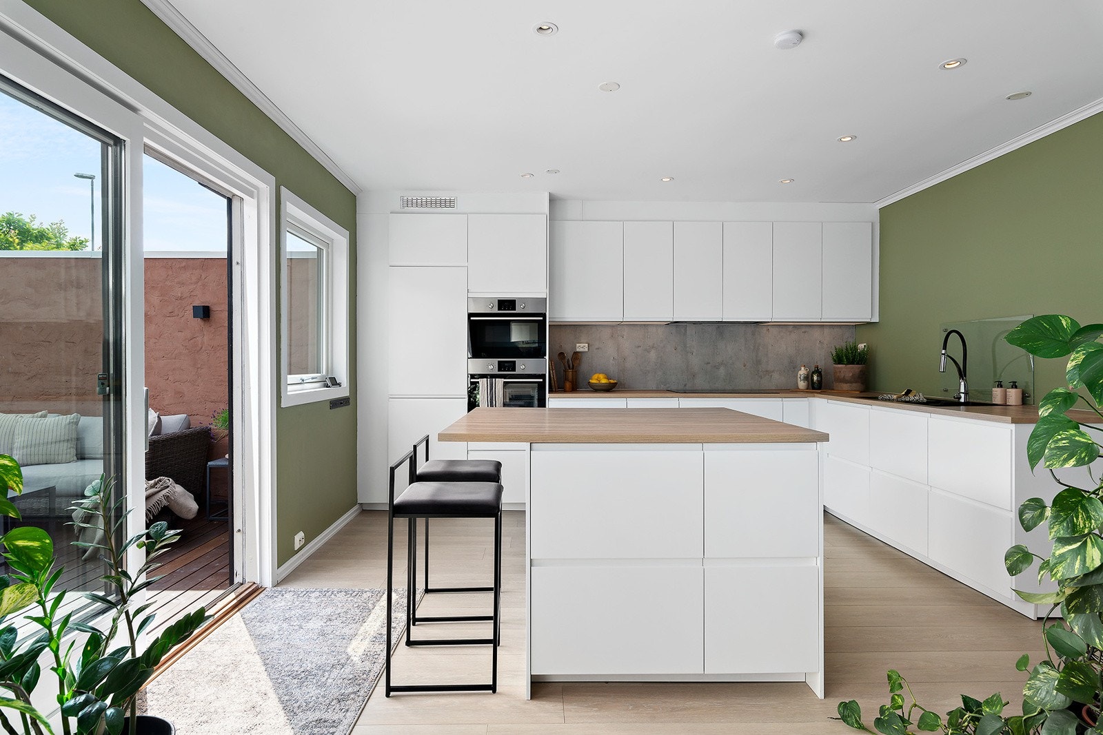 En praktisk kjøkkenøy og takhøye fronter. Kjøkkenet er nytt av 2018. Legg også merke til skyvedør mot terrassen. Galleribilde