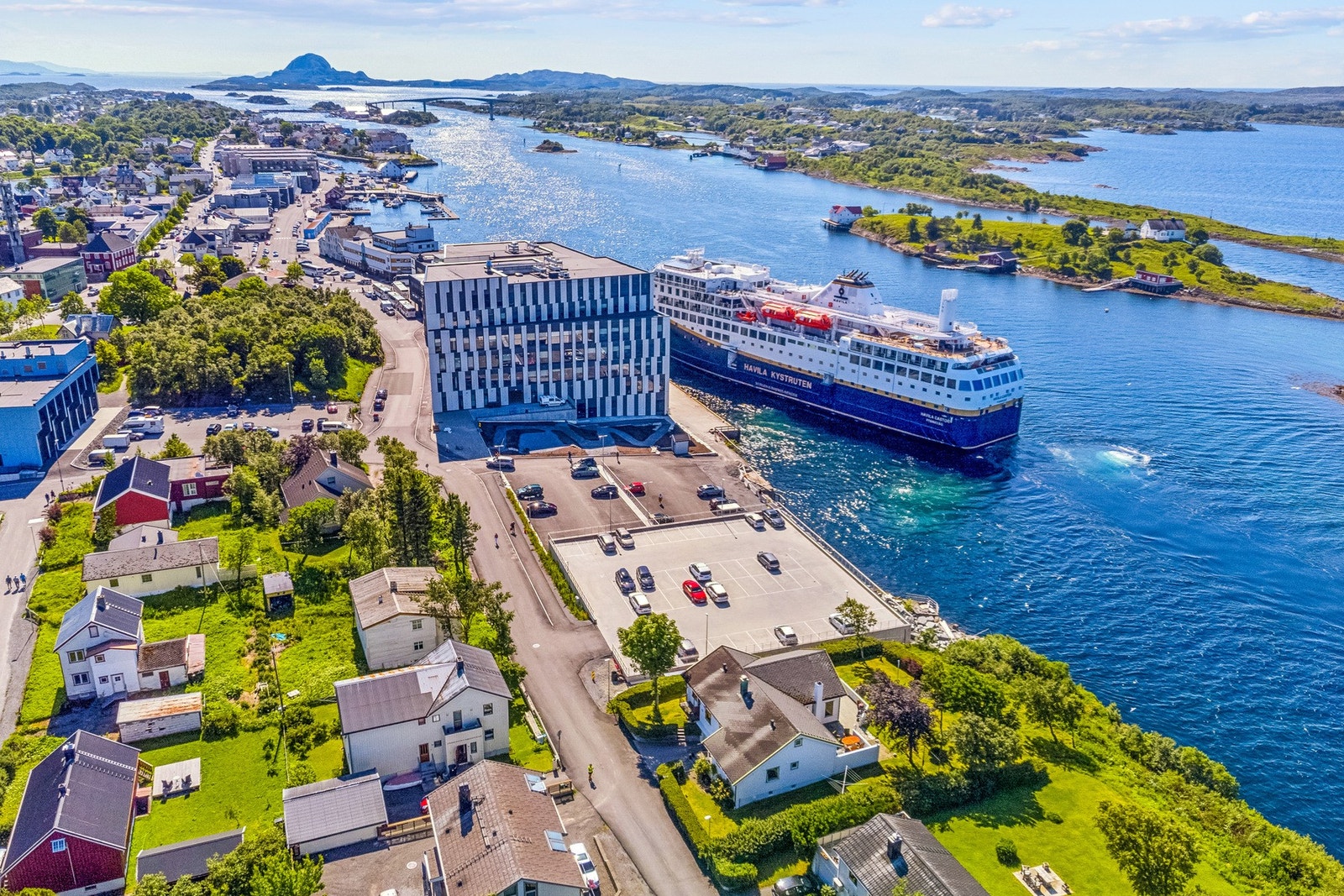 Kaianløpet til kystruten og hurtigbåt er nesten nærmeste nabo. Galleribilde