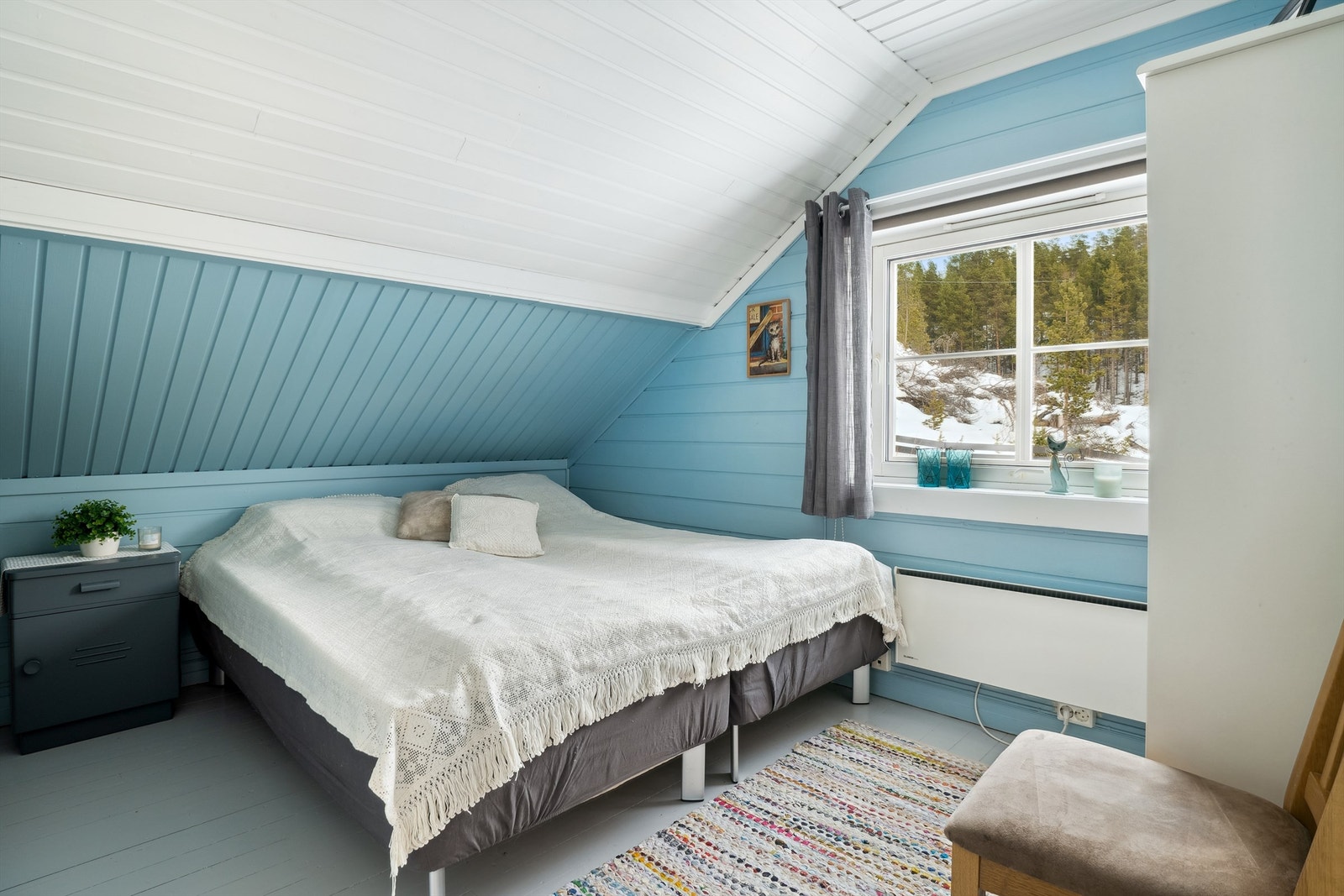 Det andre soverommet har blåmalt panel på veggene og blåmalt furugulv. Rommet er romslig med plass til det møblementet man ønsker. Galleribilde