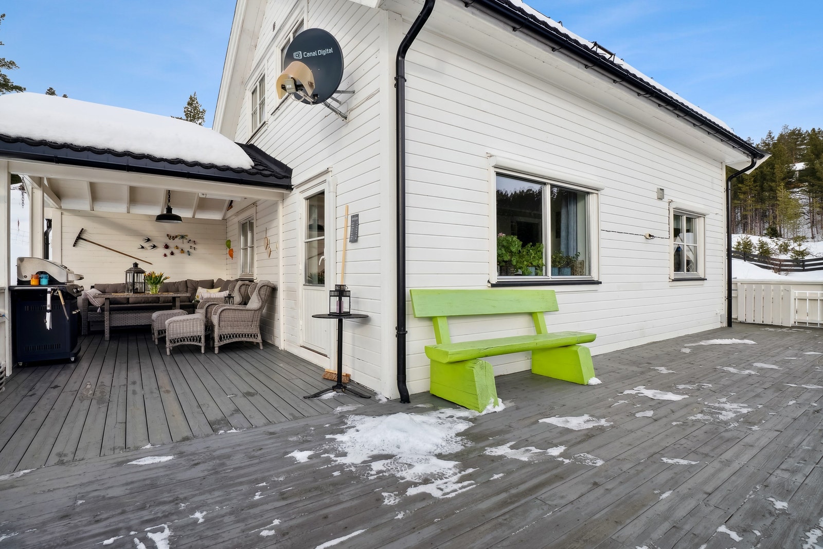 Terrassen er romslig med god plass til det man skulle ønske av hagemøblement. Galleribilde