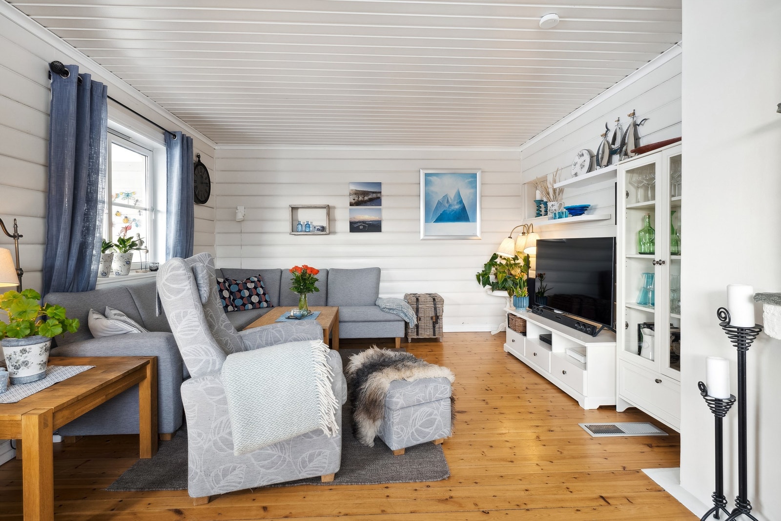 Det er varmepumpe i stuen som varmer godt på kjølige dager sammen med vedovnen. Galleribilde