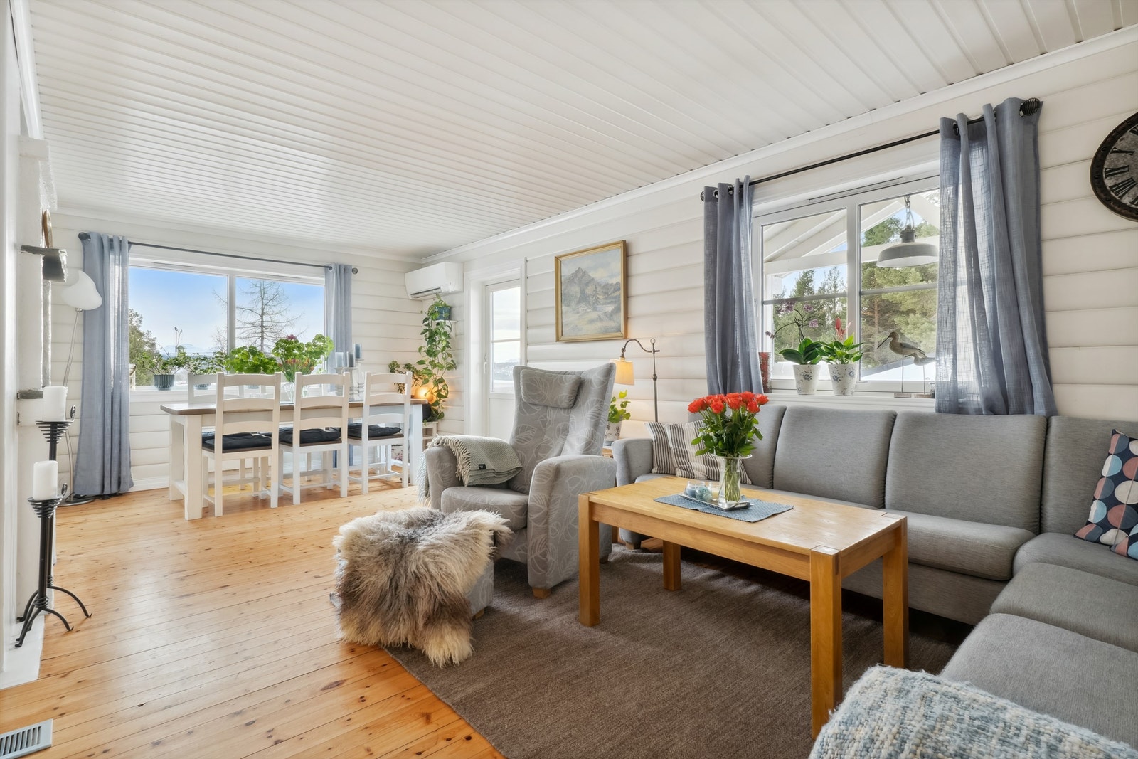 Stuen har furu på gulvet og lysmalt panel på veggene. Stuen er romslig med god plass til å etablere spisestue, sofagruppe og annet stuemøblement man skulle ønske og trenge. Galleribilde