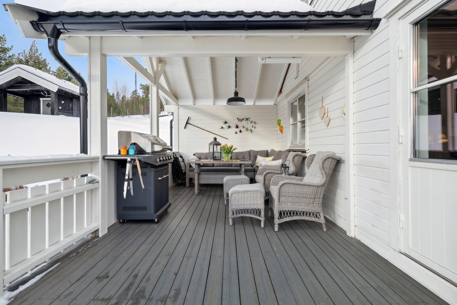 Terrassen er dels overbygget. Terrassen har adkomst fra stuen og terrenget. Galleribilde