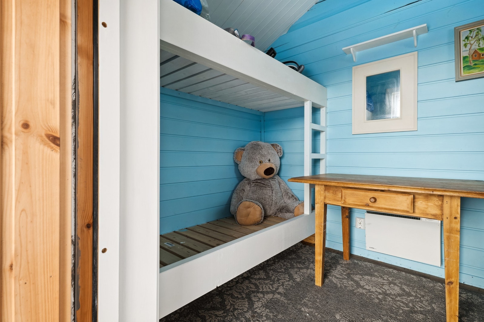 Blåmalt rom innredet med plassbygd køyeseng i uthus/bod. Galleribilde