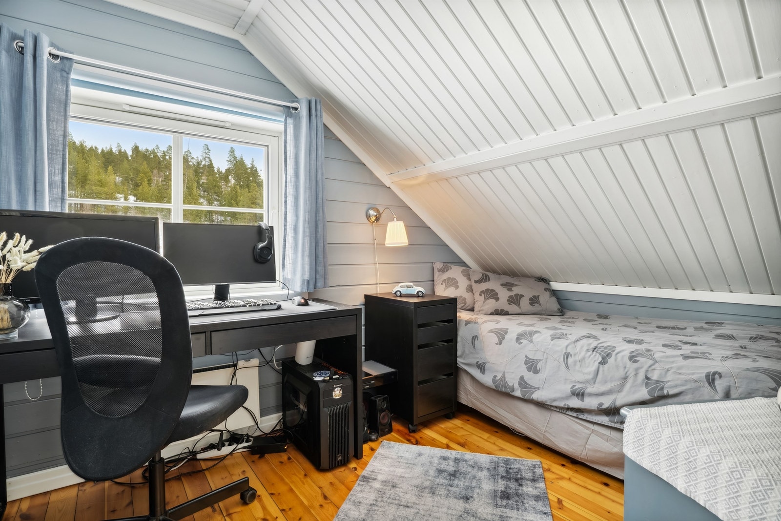 Det tredje soverommet har lys blå/gråmalt panel på veggene og furugulv Galleribilde