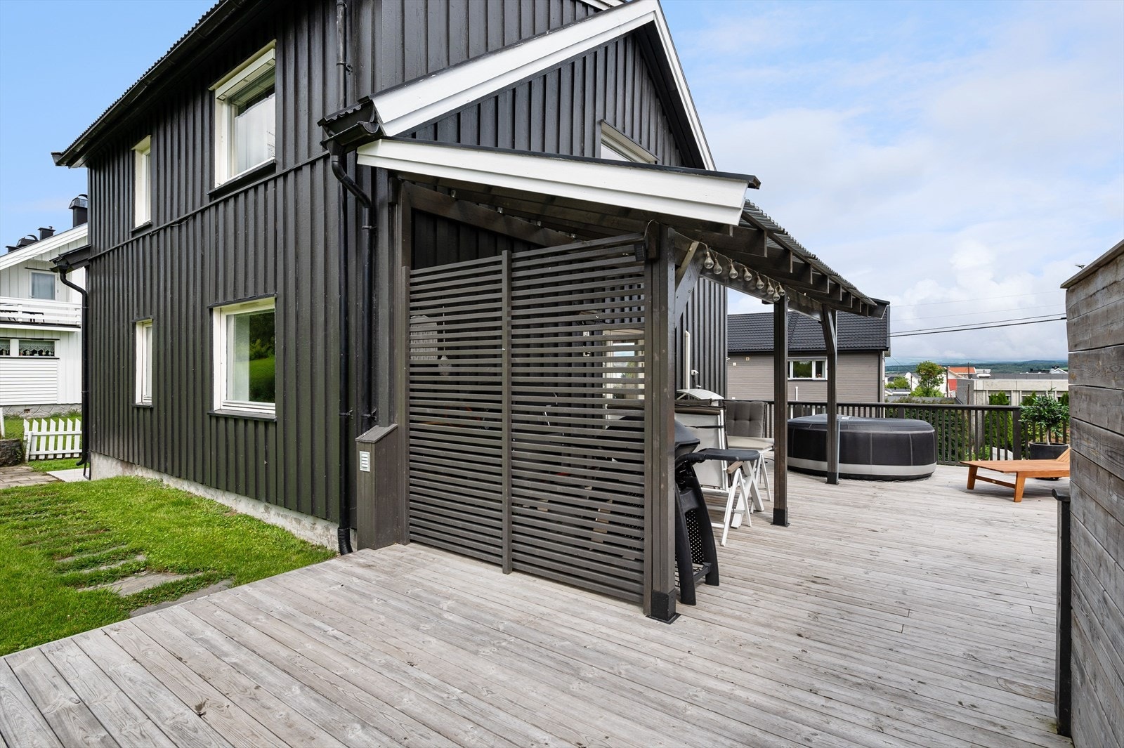 Adkomst fra terrasse til hage på baksiden Galleribilde