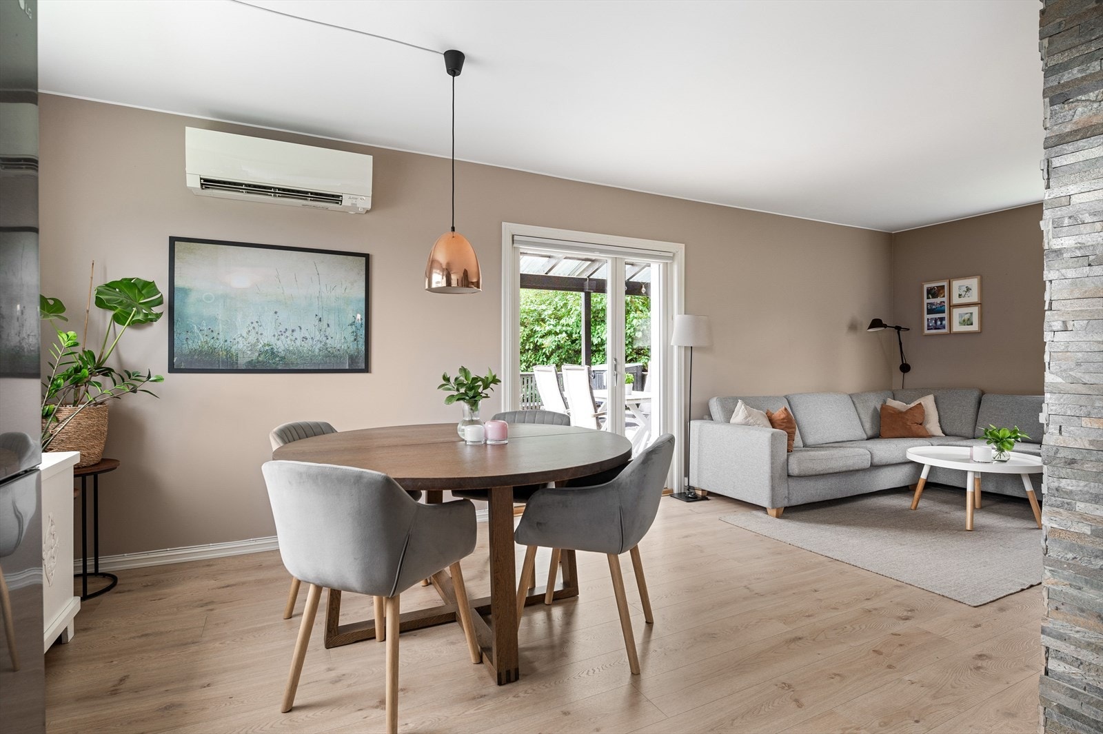 Spisestue i tilknytning til kjøkken og stue Galleribilde