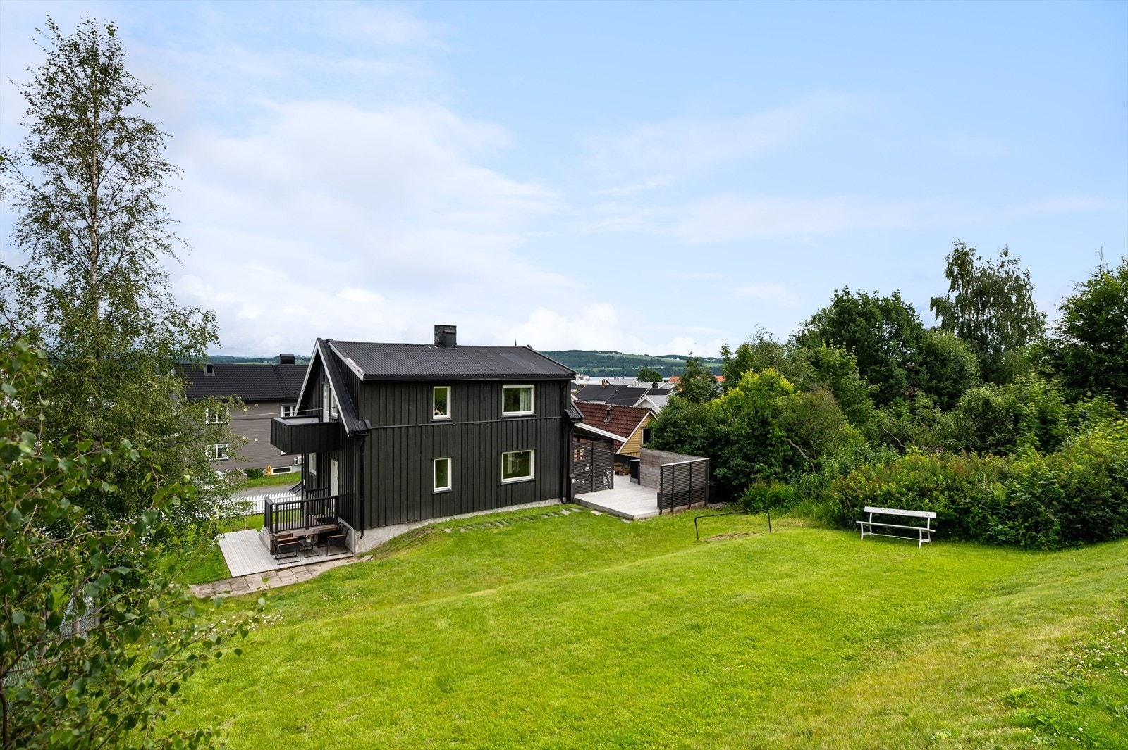 Terrassert tomt på baksiden med flere bruksområder Galleribilde