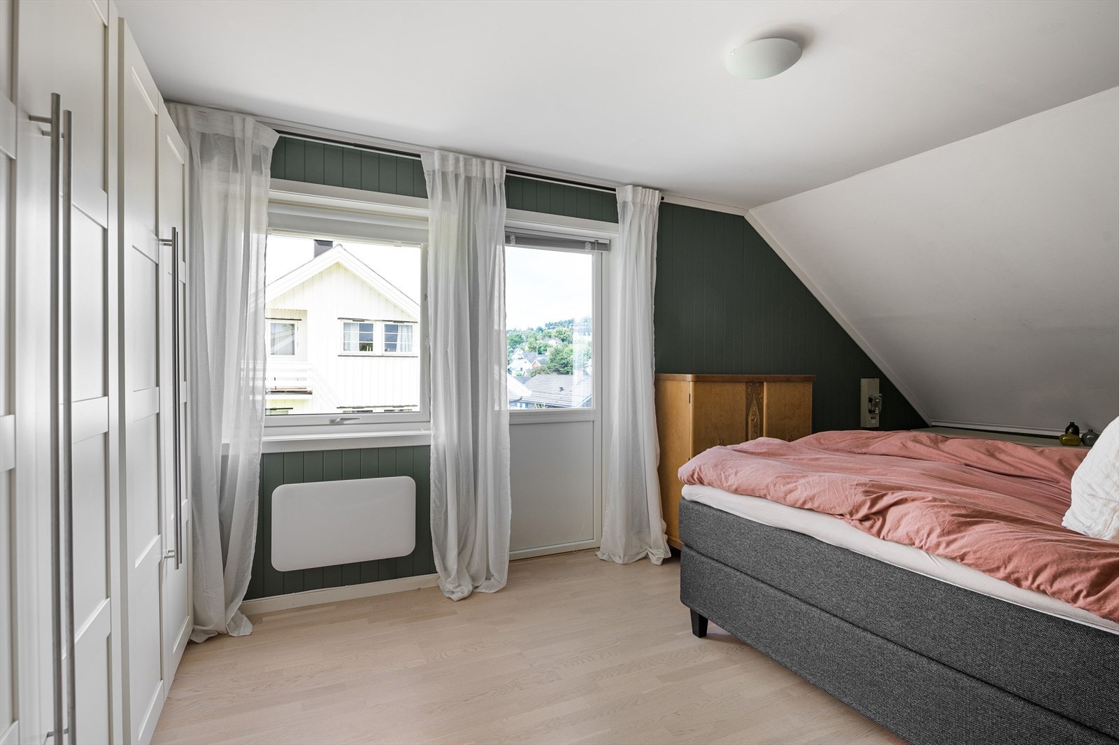 Stort hovedsoverom med garderobeskap og adkomst til balkong Galleribilde