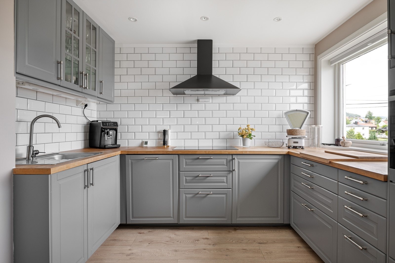 Moderne kjøkkeninnredning og downlights i himling Galleribilde