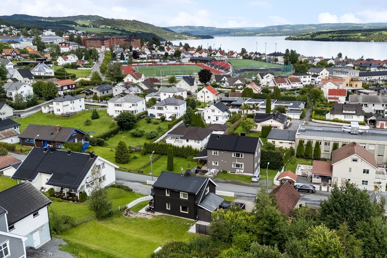 Pent opparbeidet eiendom med sentrumsnær og skjermet beliggenhet Galleribilde