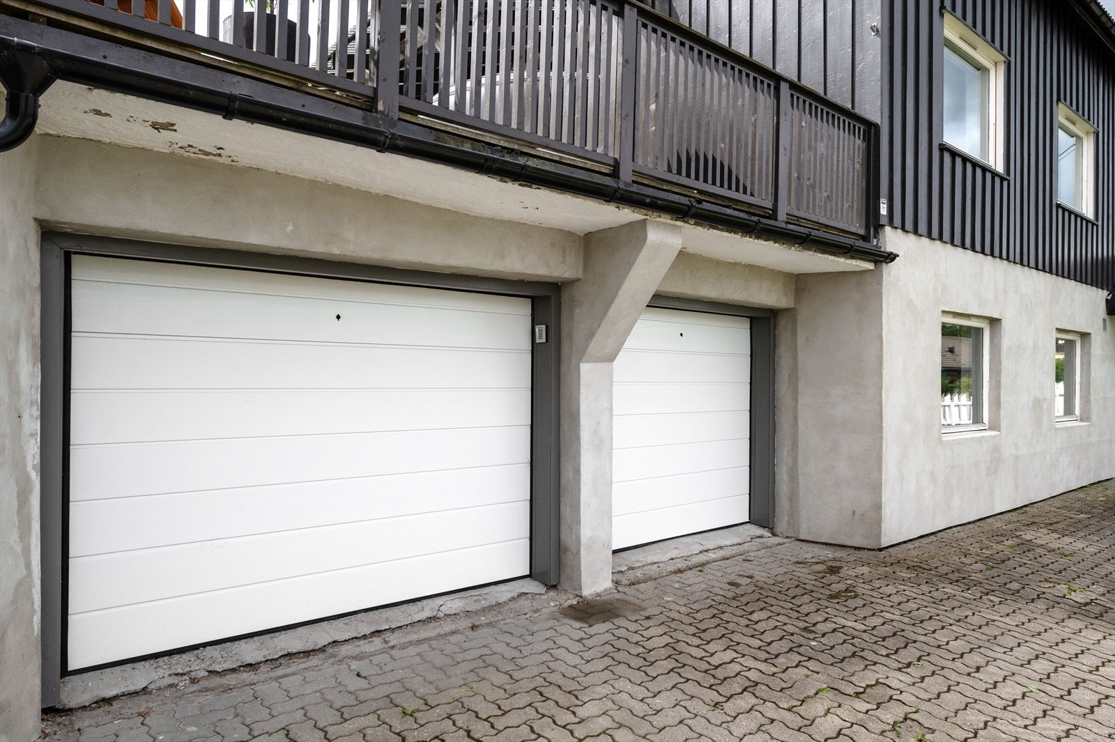 2 integrerte garasjer hvor den ene har installert lader for el-bil Galleribilde